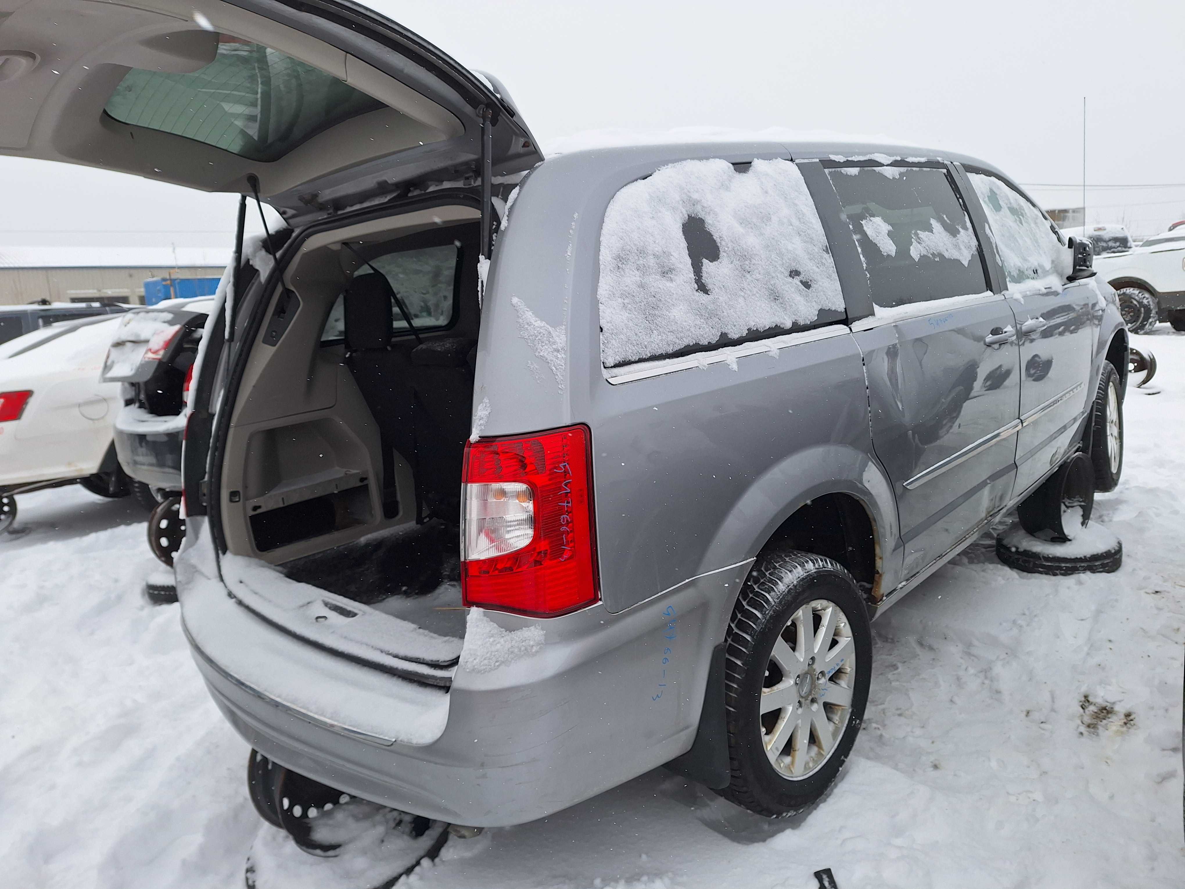 CHRYSLER TOWN & COUNTRY 2013