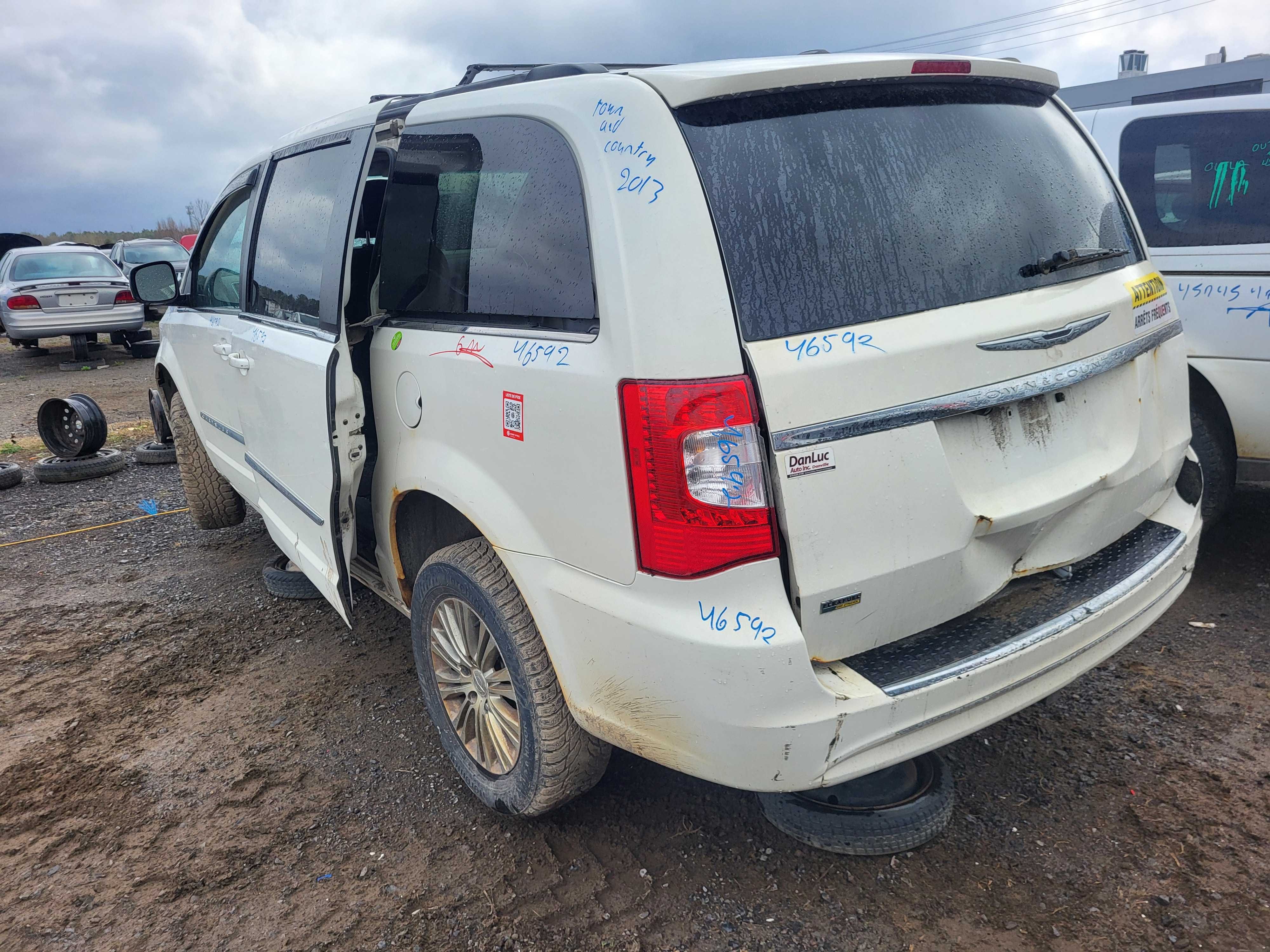 CHRYSLER TOWN & COUNTRY 2013