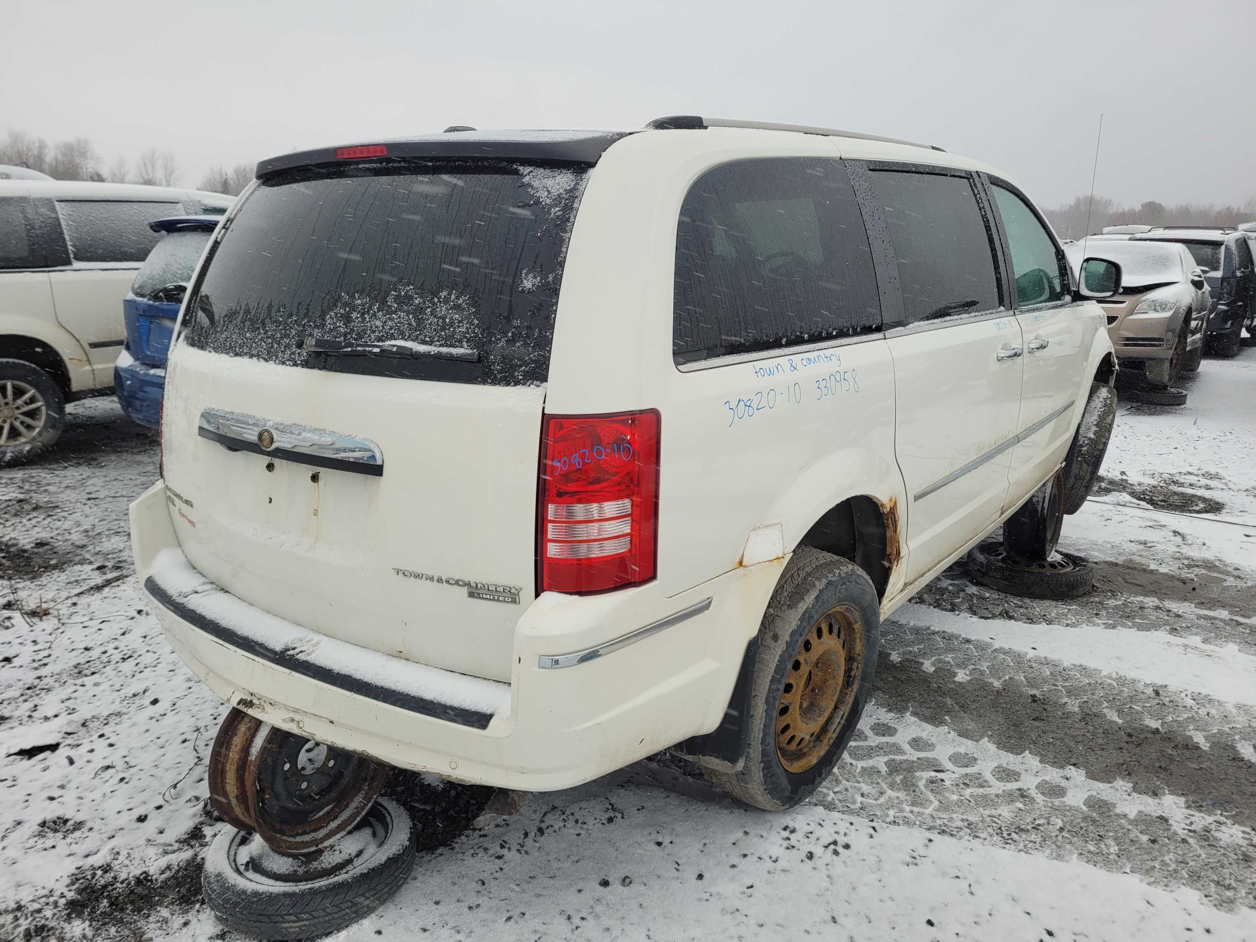 CHRYSLER TOWN & COUNTRY 2010