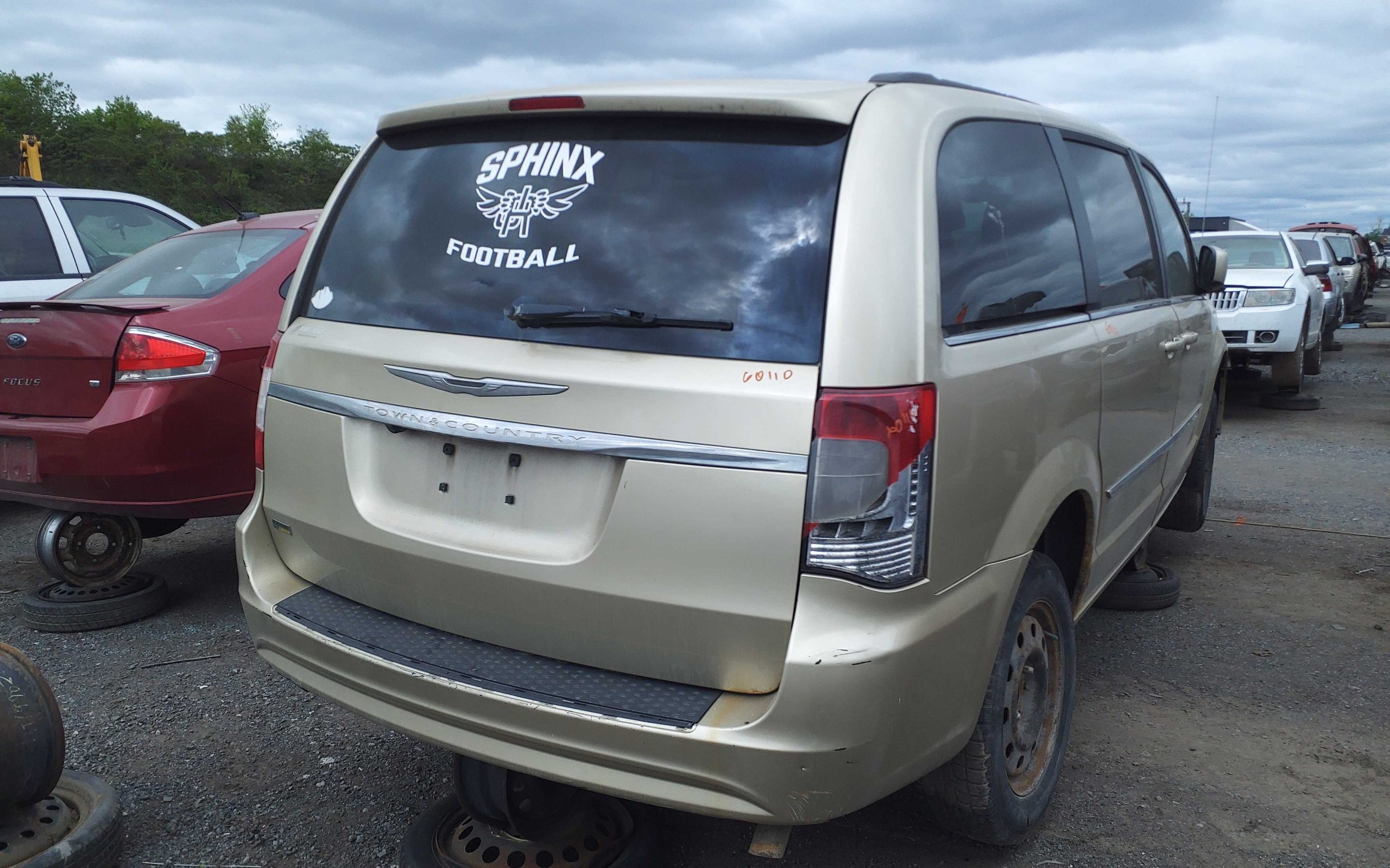 CHRYSLER TOWN & COUNTRY 2011