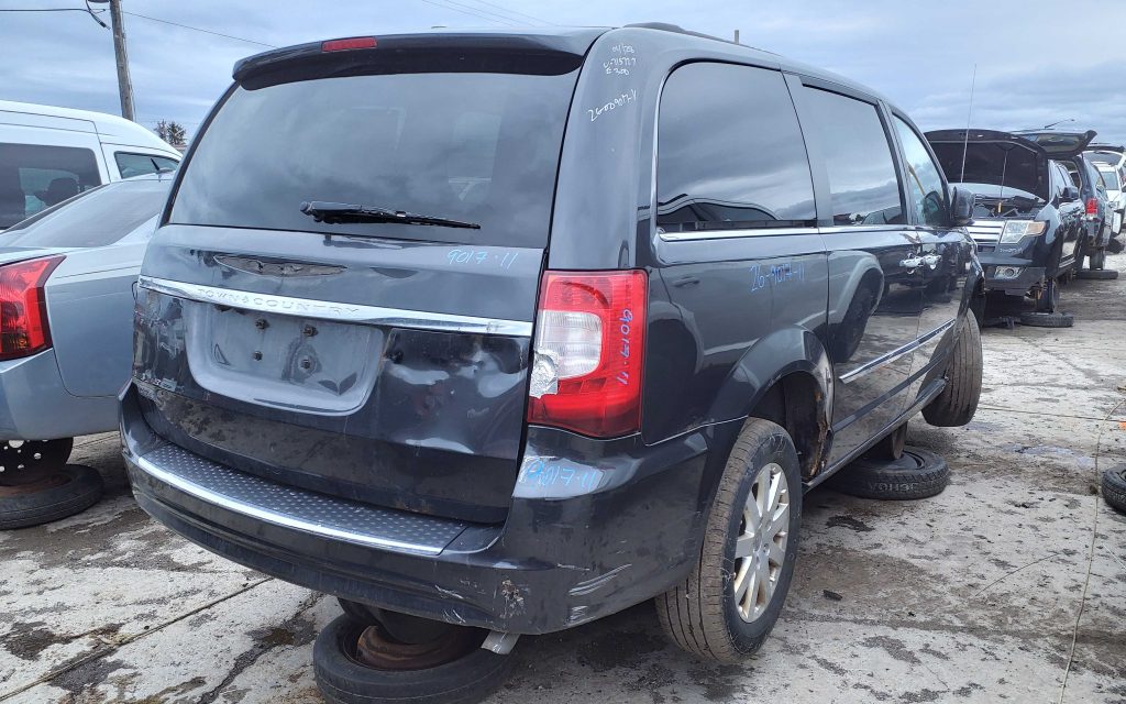 CHRYSLER TOWN & COUNTRY 2011