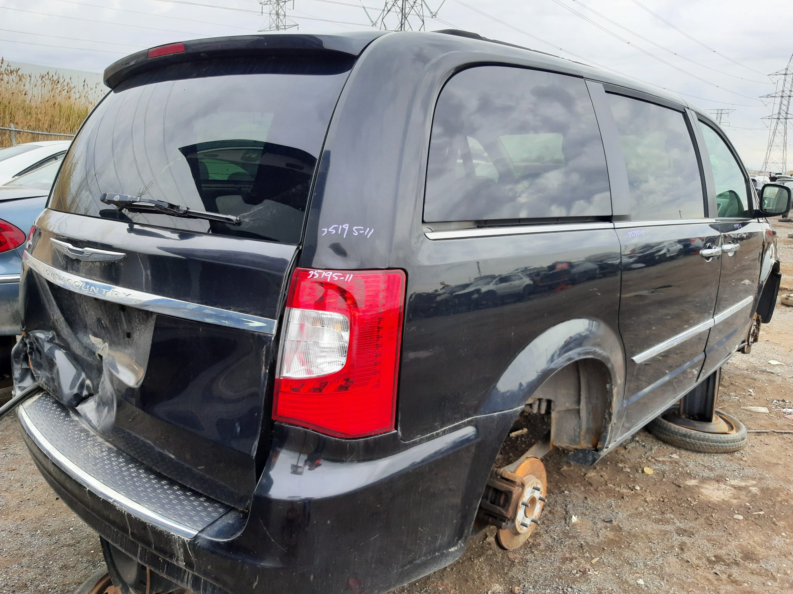 CHRYSLER TOWN & COUNTRY 2011