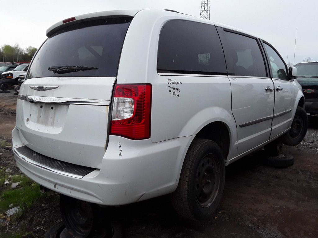 CHRYSLER TOWN & COUNTRY 2016