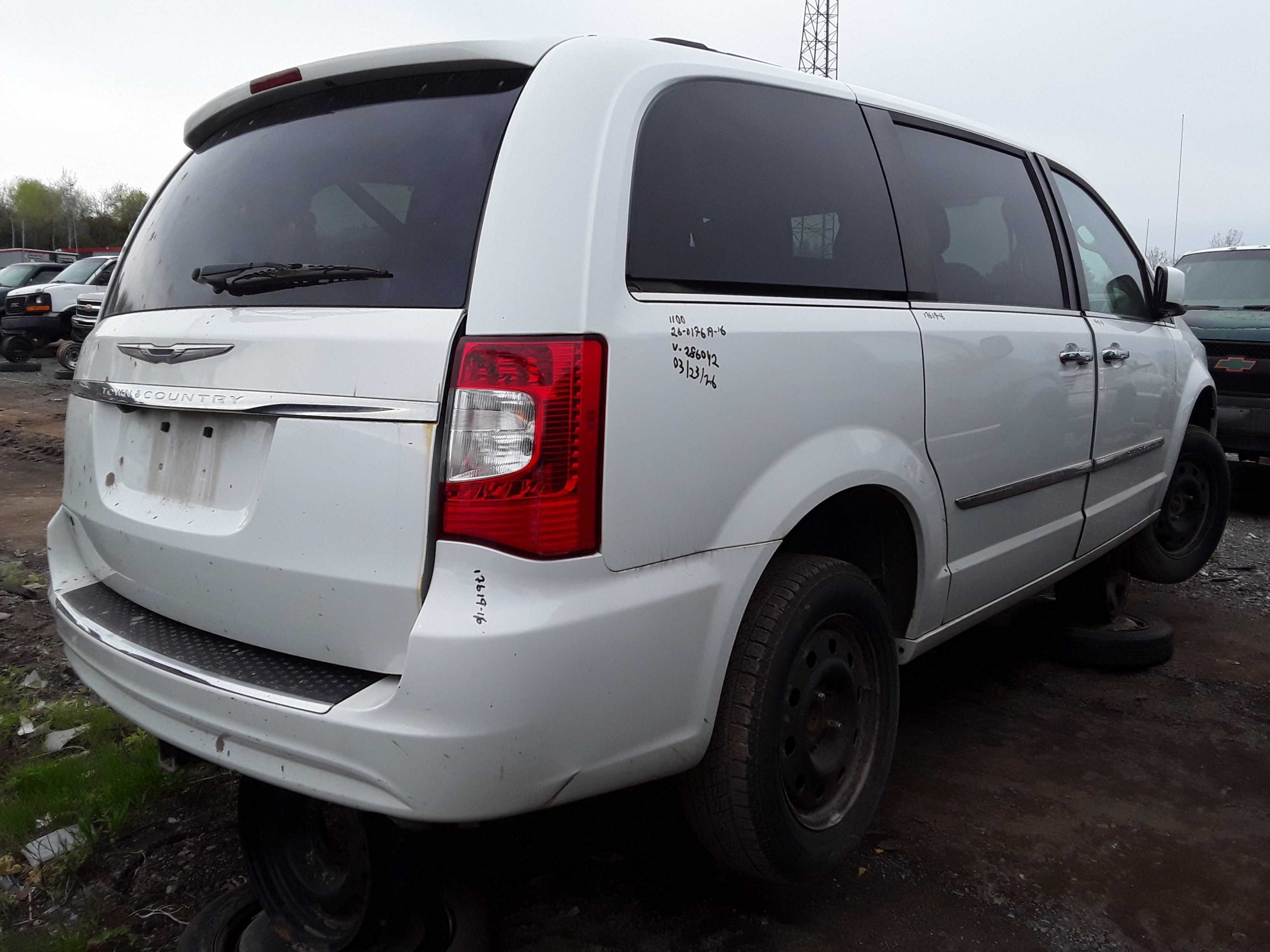 CHRYSLER TOWN & COUNTRY 2016