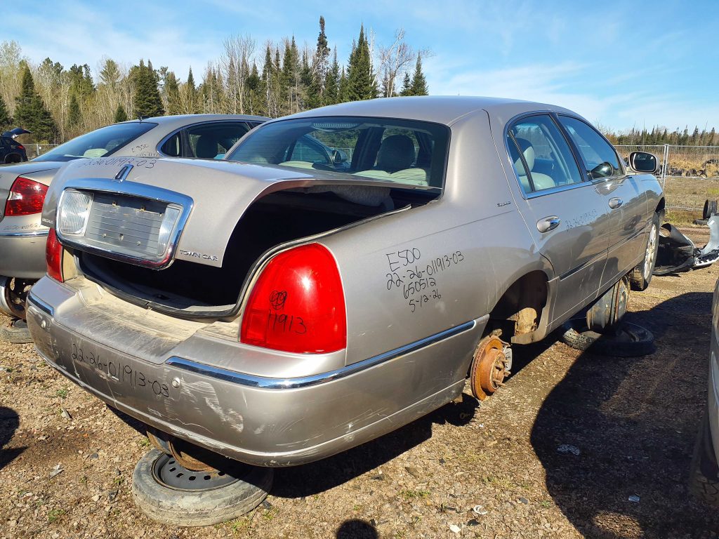 LINCOLN TOWN CAR 2003
