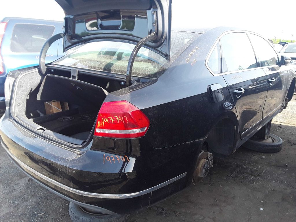 VOLKSWAGEN PASSAT 2012
