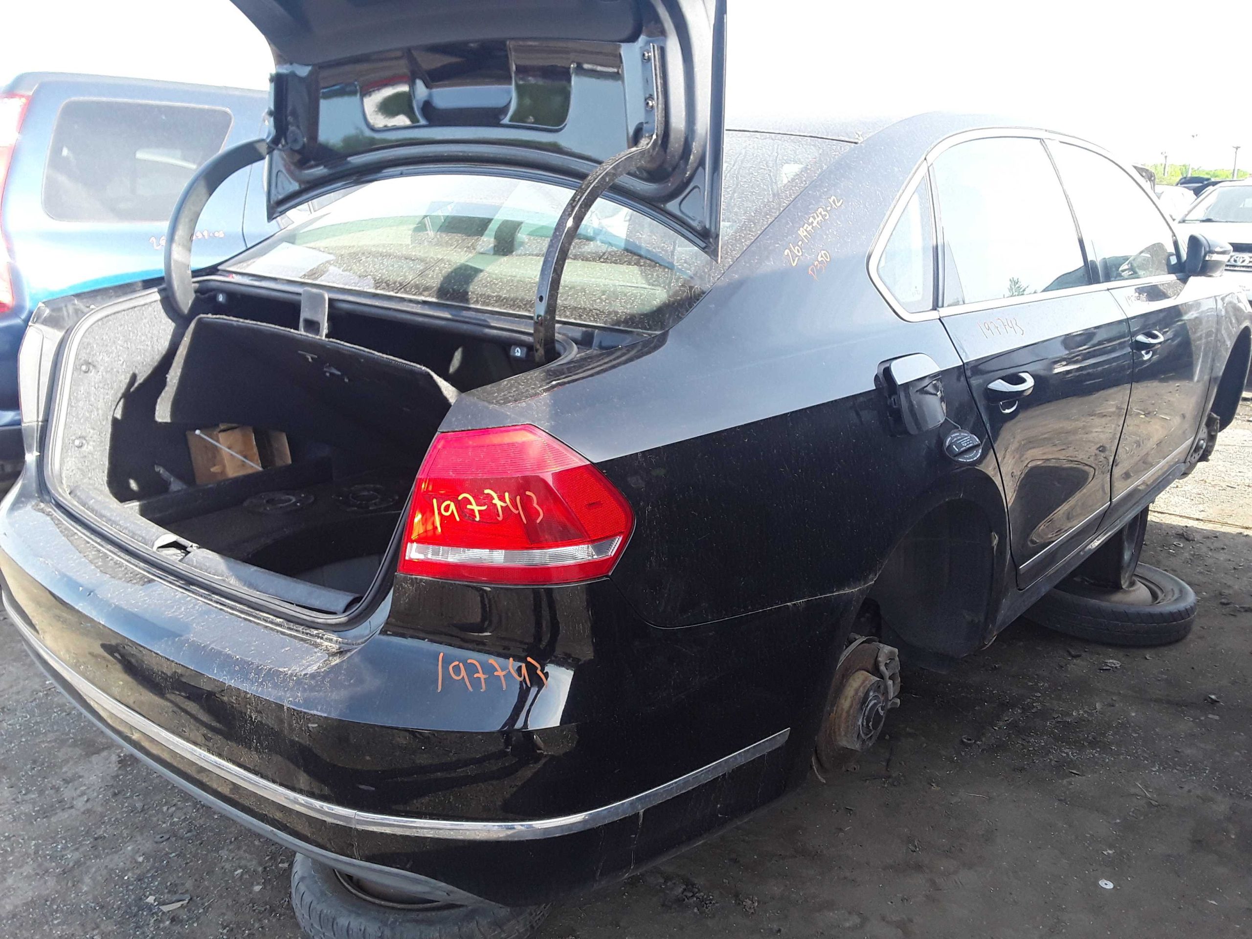 VOLKSWAGEN PASSAT 2012