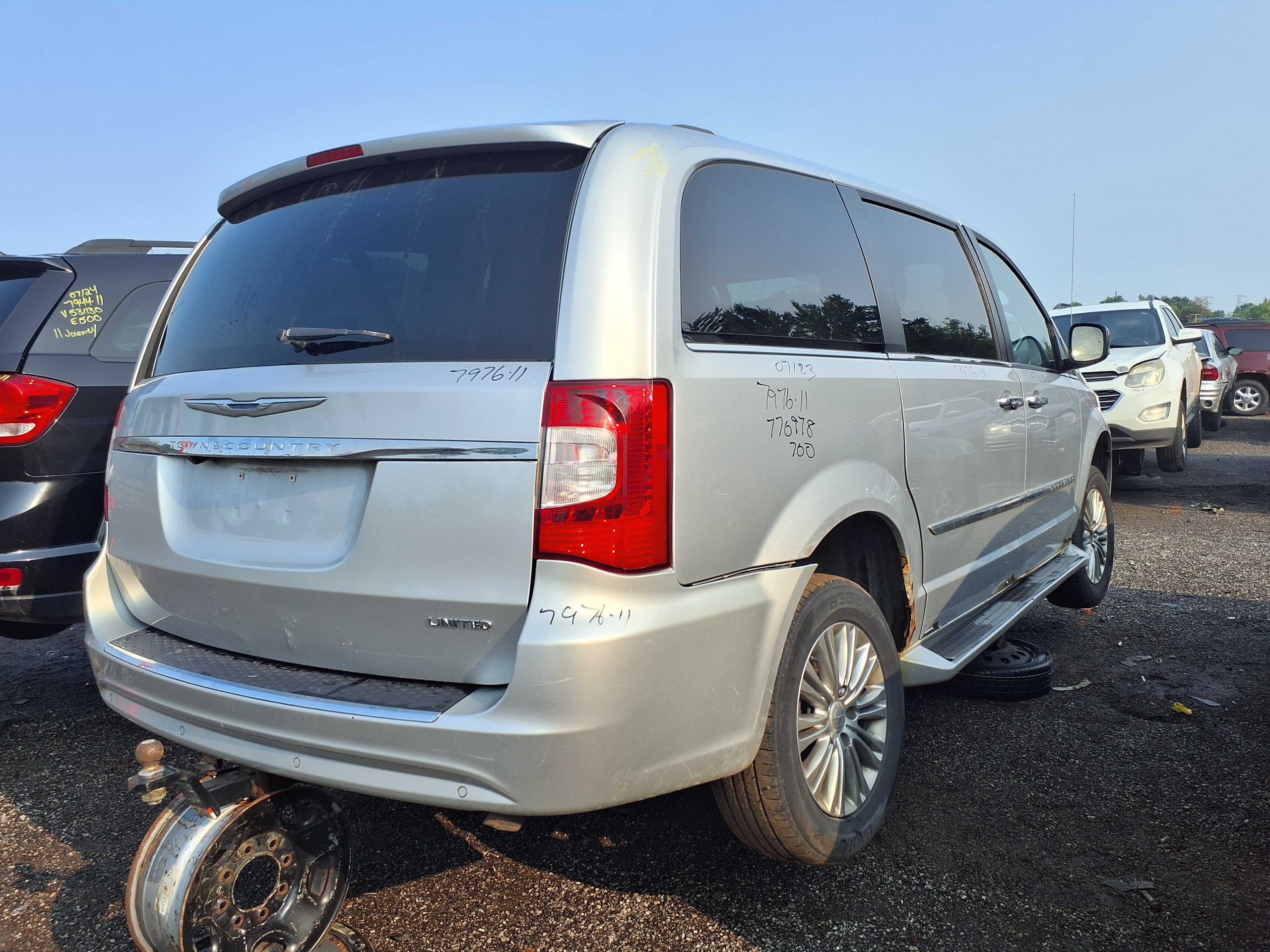 CHRYSLER TOWN & COUNTRY 2011