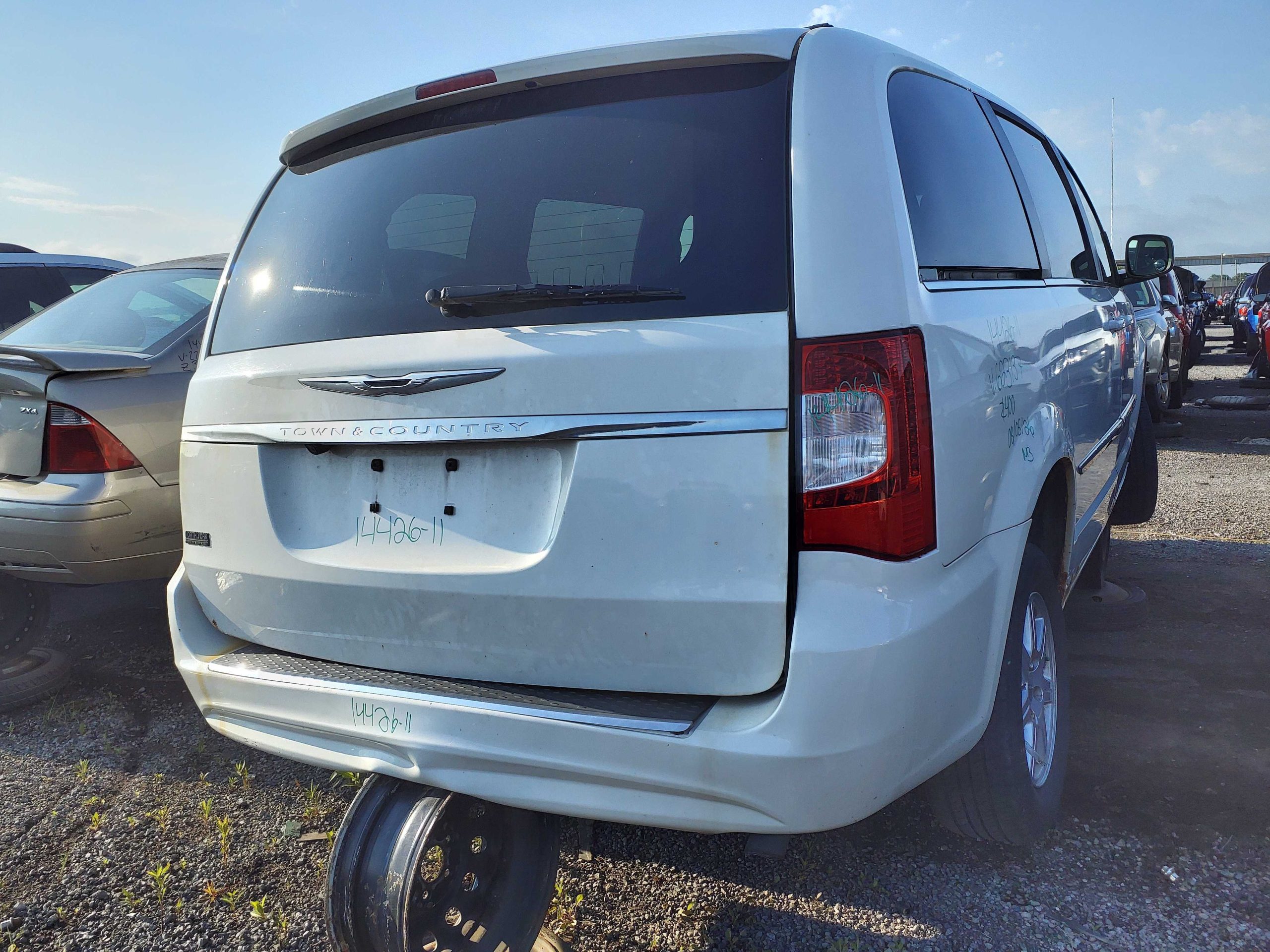 CHRYSLER TOWN & COUNTRY 2011