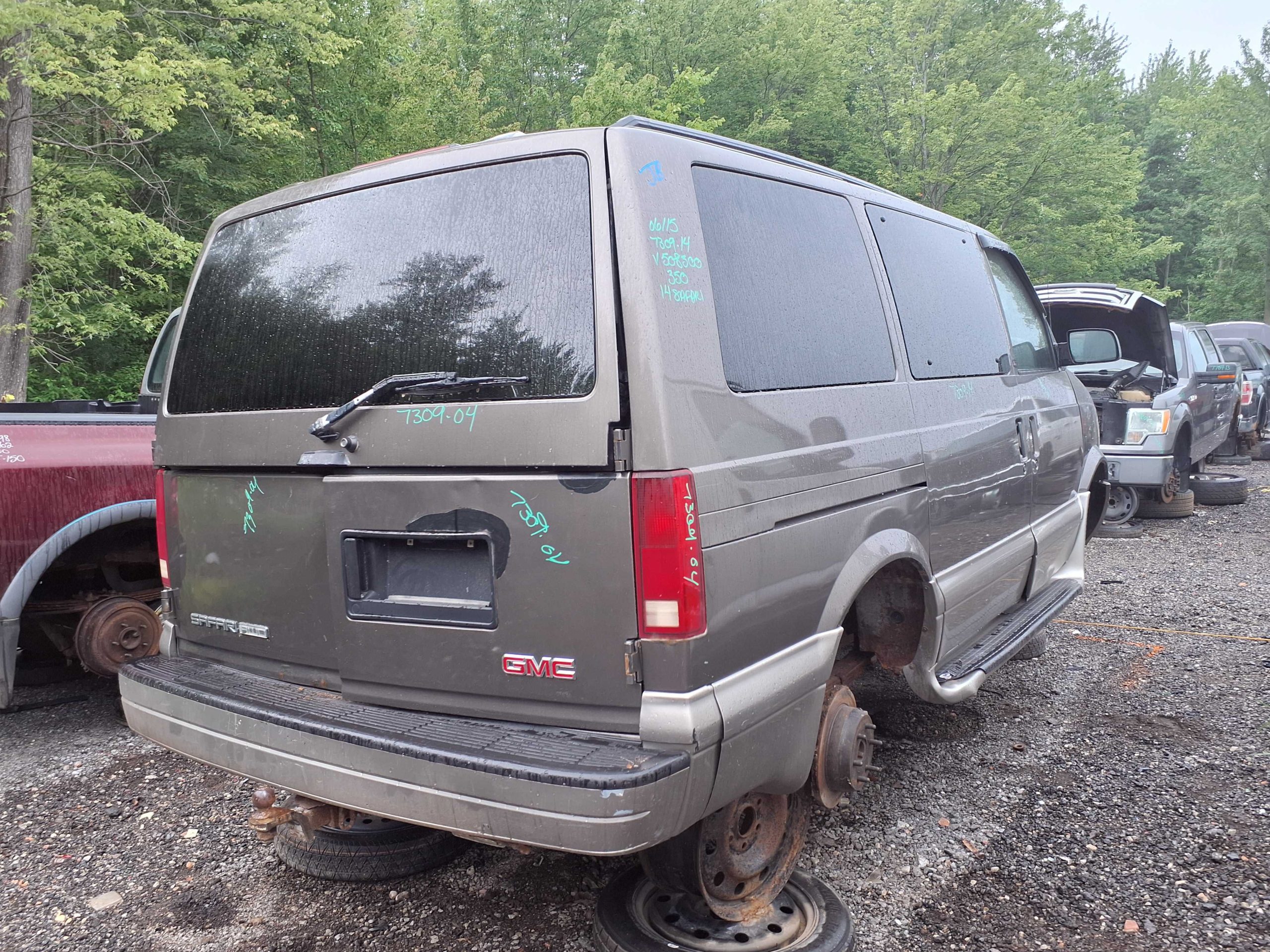 GMC SAFARI 2004