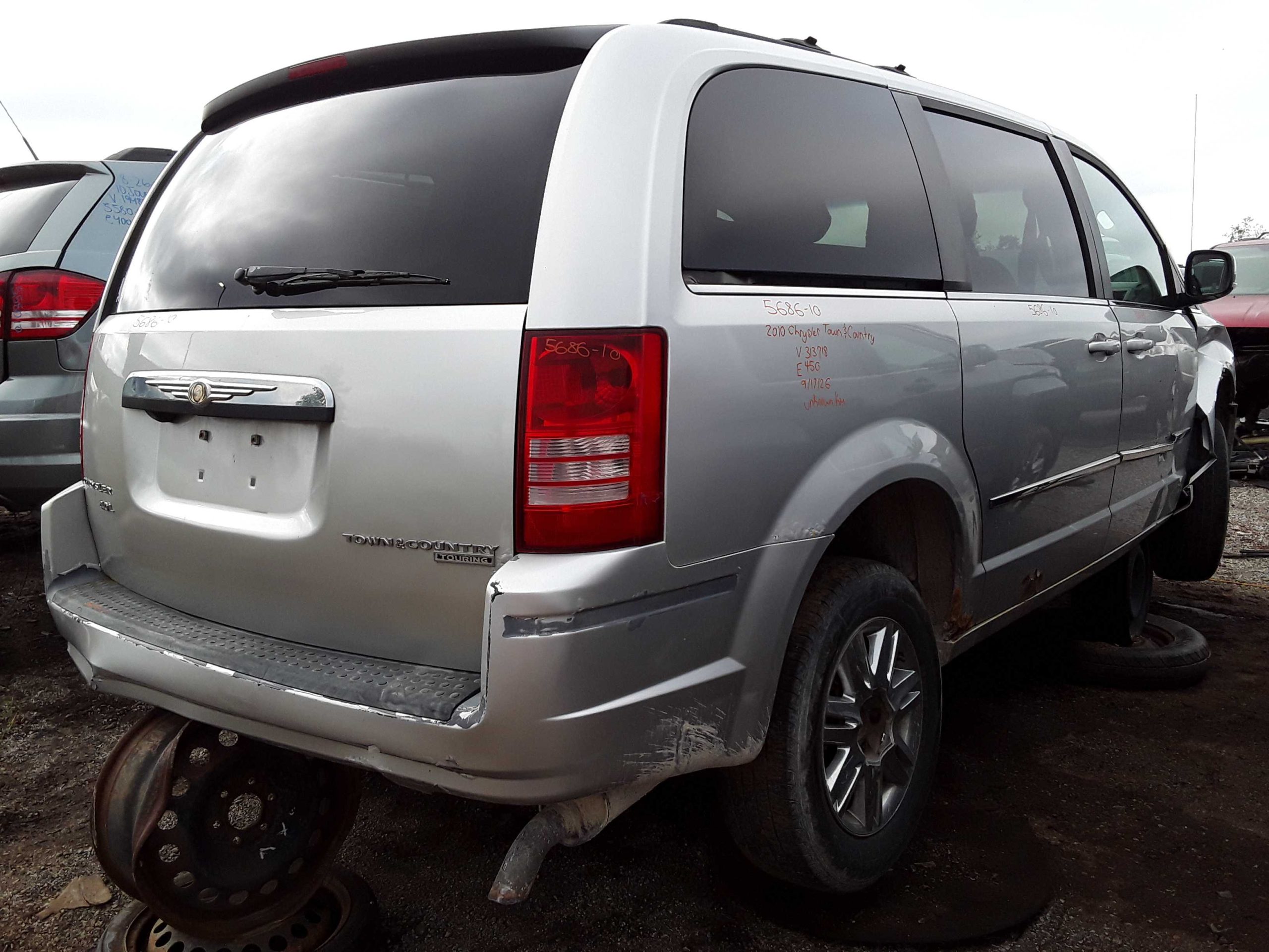 CHRYSLER TOWN & COUNTRY 2010