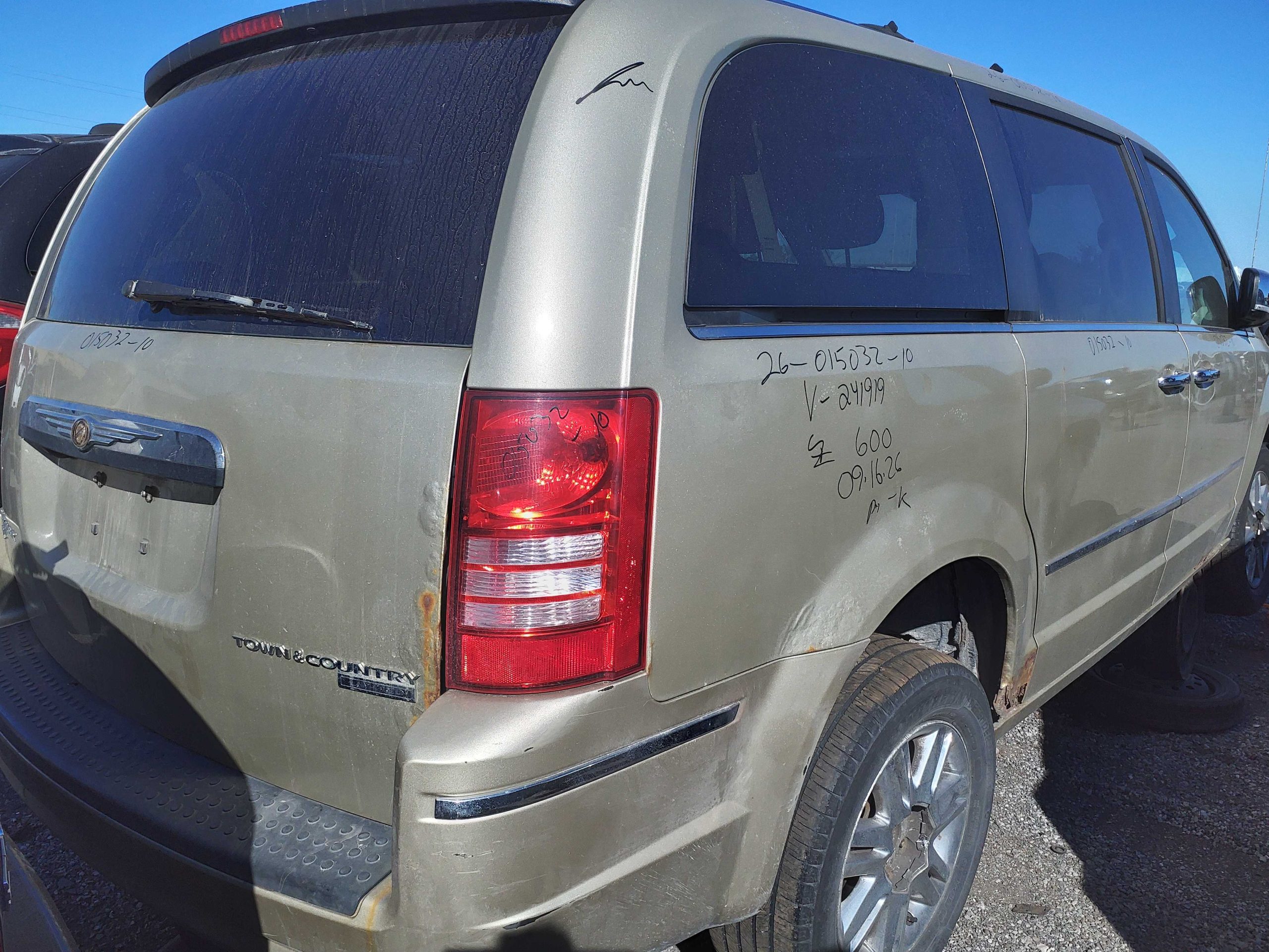 CHRYSLER TOWN & COUNTRY 2010