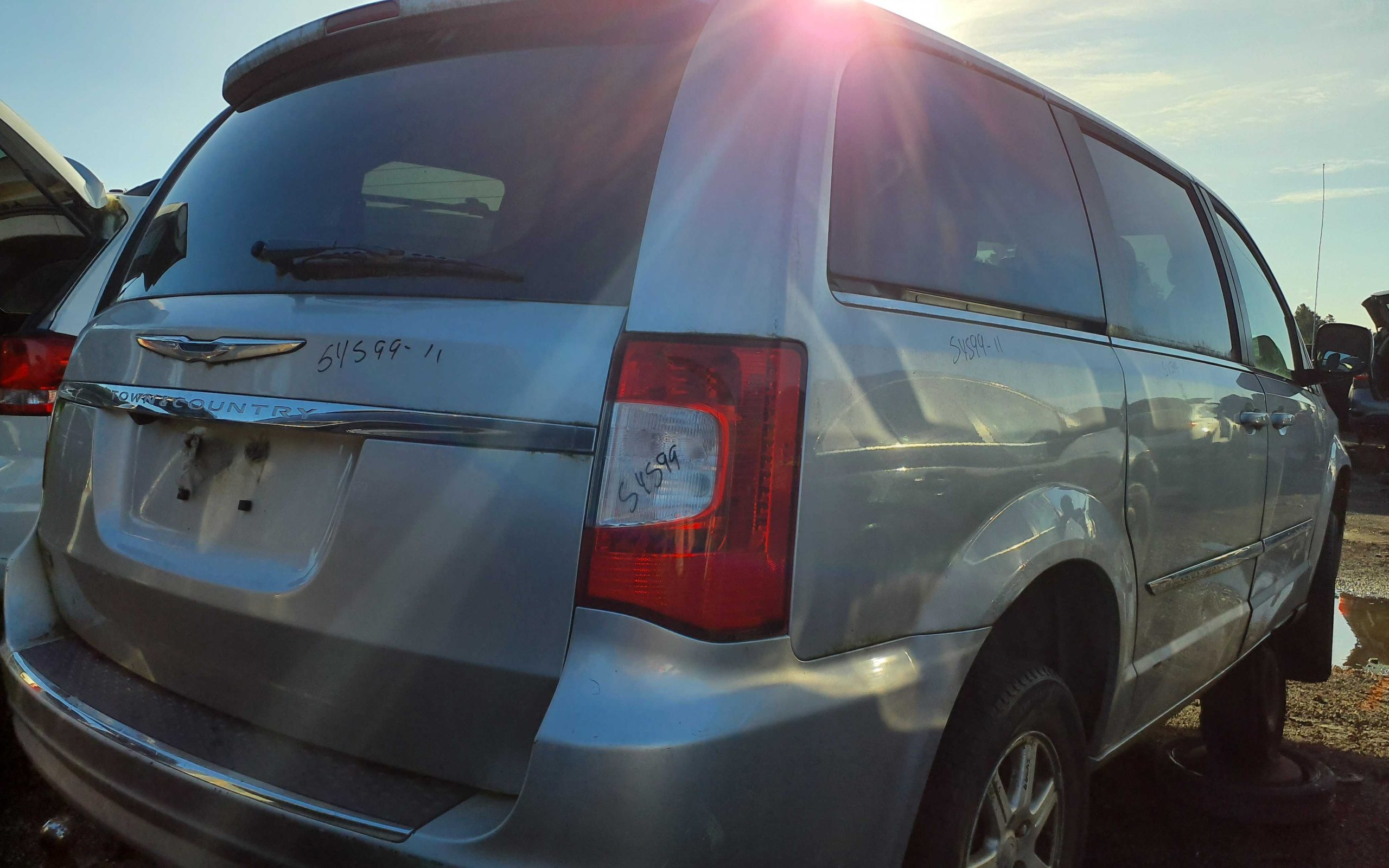 CHRYSLER TOWN & COUNTRY 2011