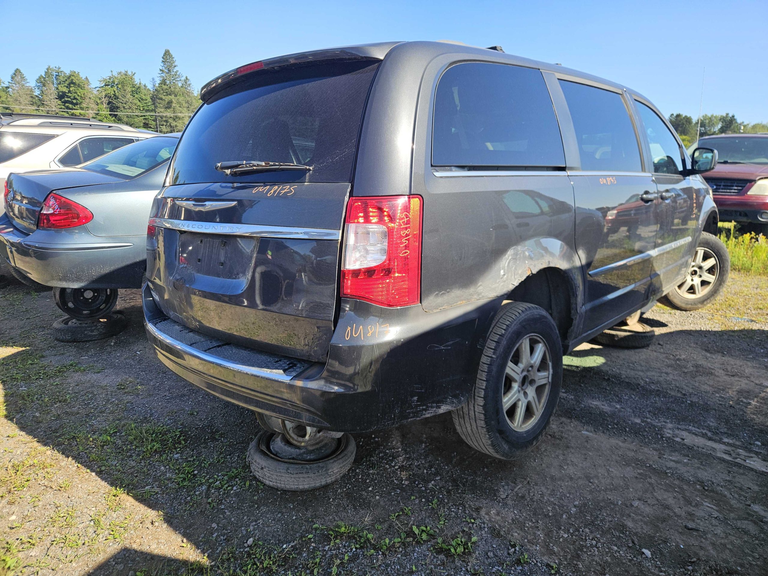 CHRYSLER TOWN & COUNTRY 2011