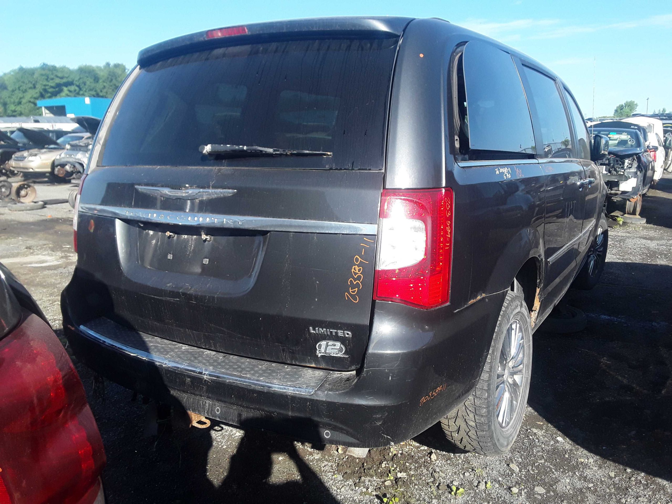 CHRYSLER TOWN & COUNTRY 2011