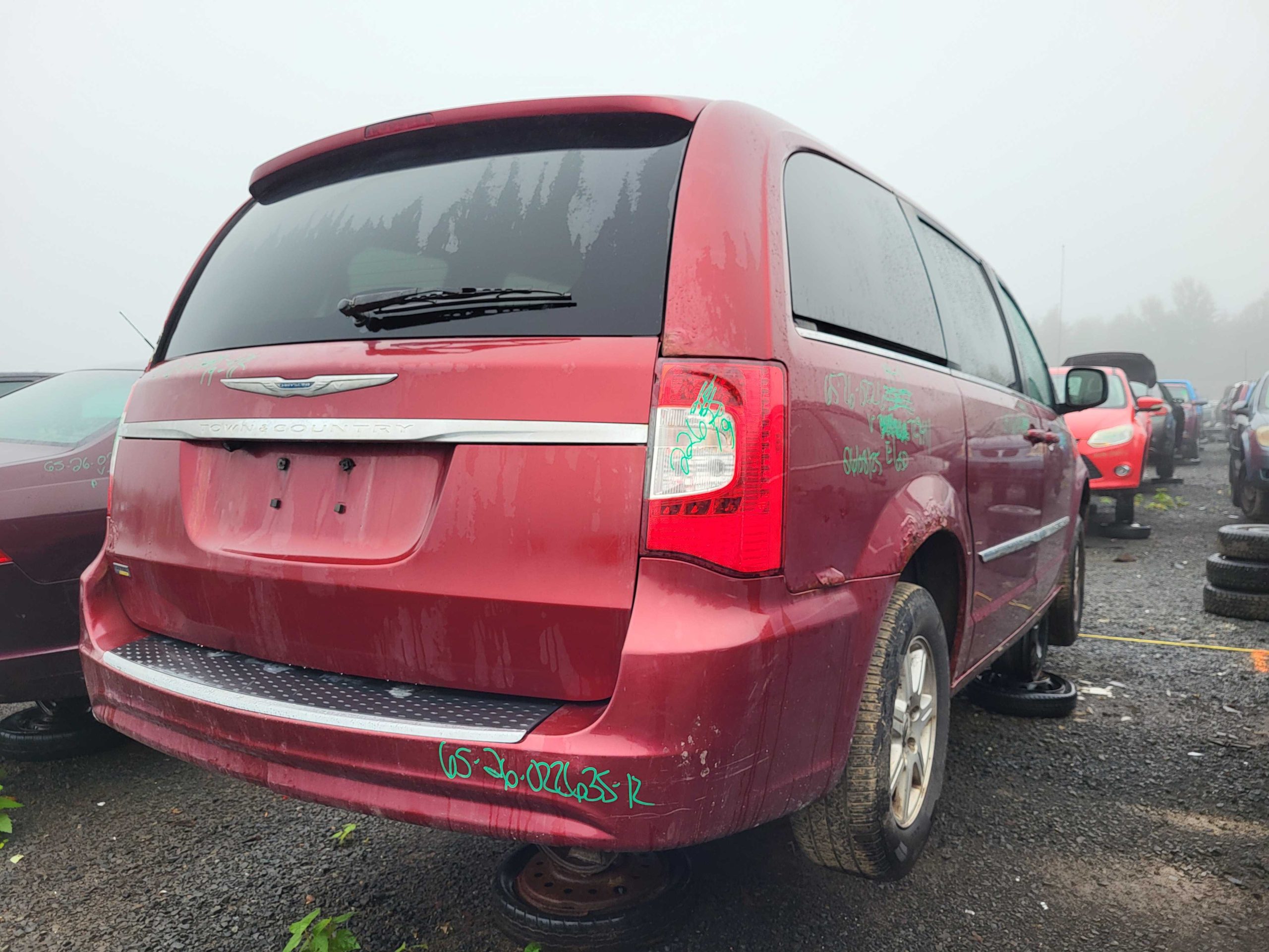CHRYSLER TOWN & COUNTRY 2011