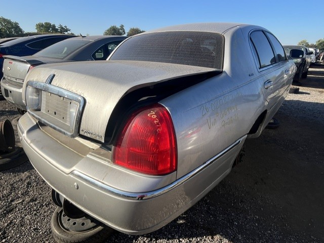 LINCOLN TOWN CAR 2004