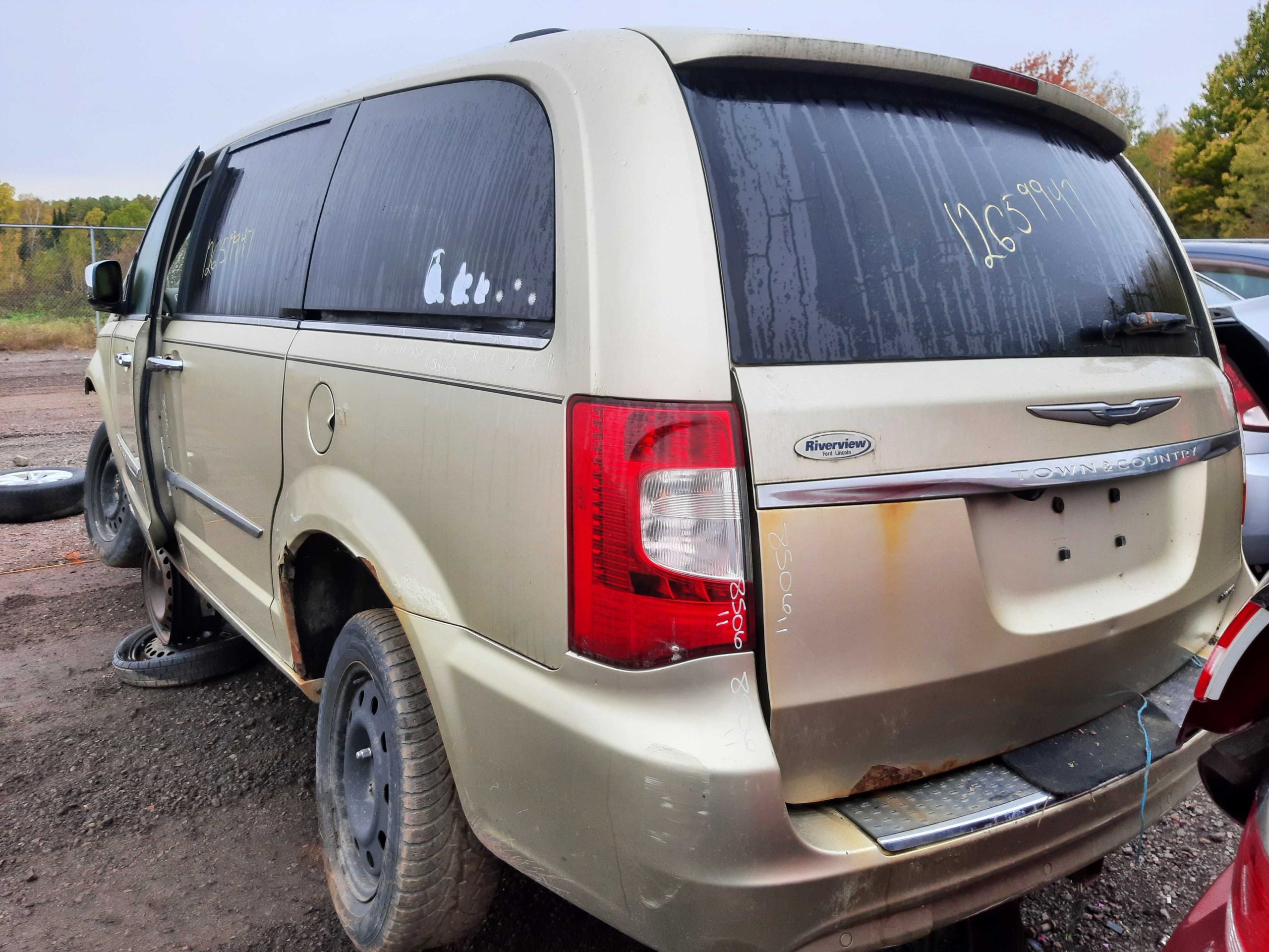 CHRYSLER TOWN & COUNTRY 2011
