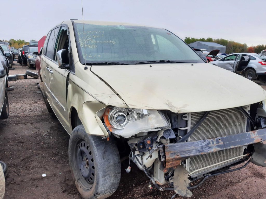 CHRYSLER TOWN & COUNTRY 2011