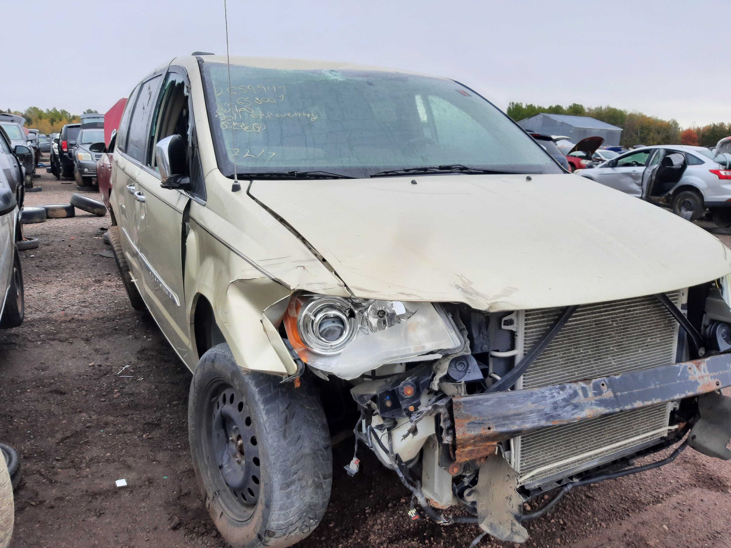 CHRYSLER TOWN & COUNTRY 2011
