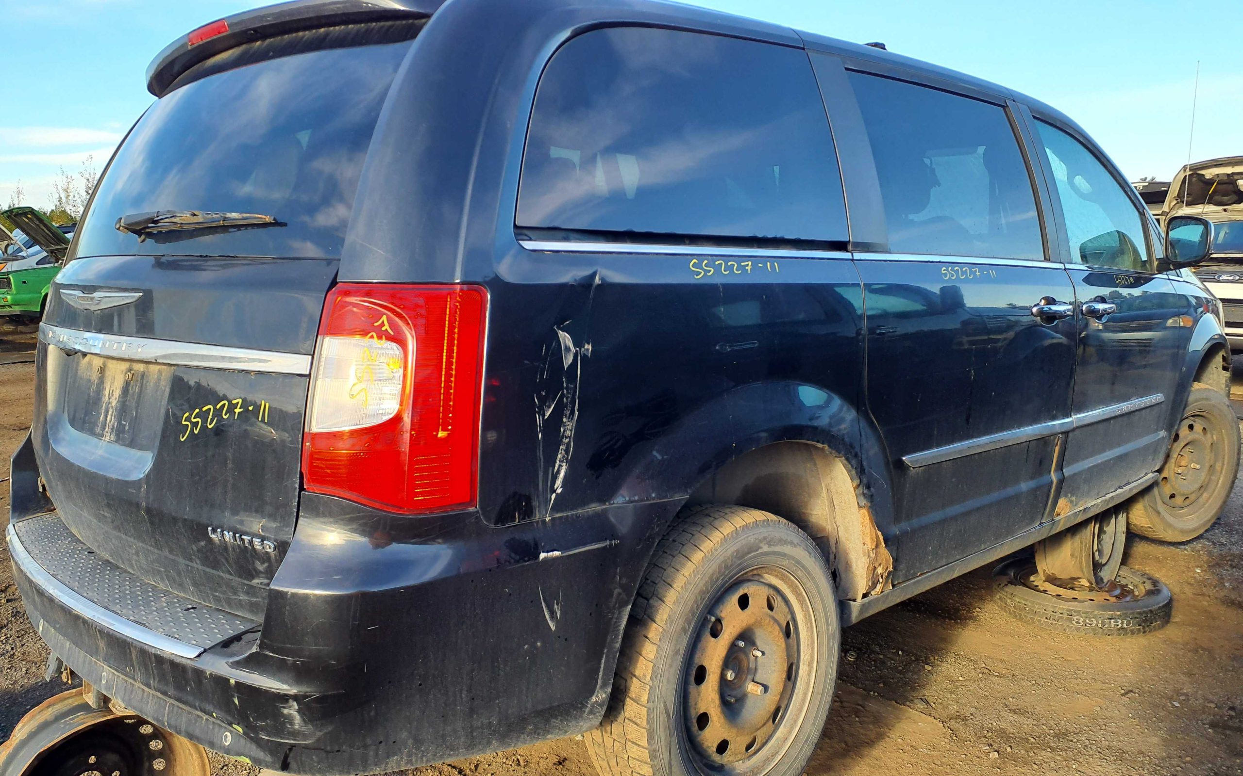 CHRYSLER TOWN & COUNTRY 2011