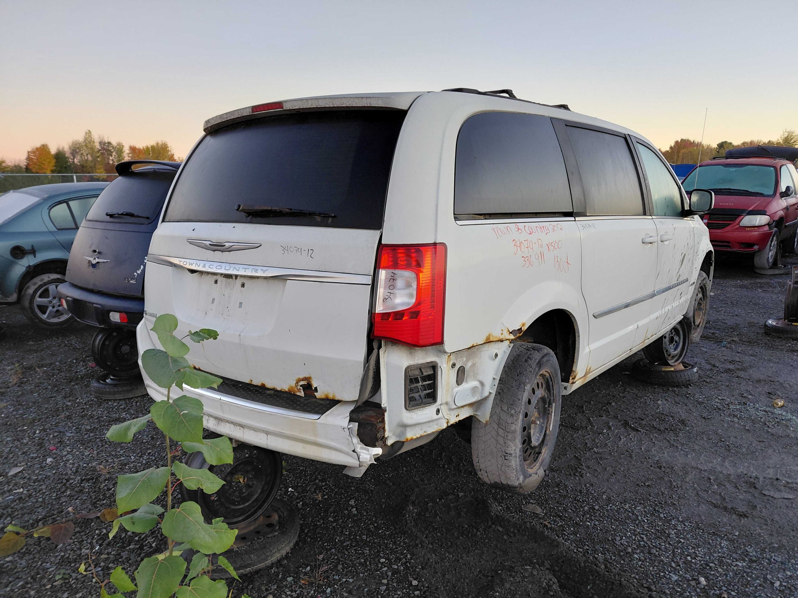 CHRYSLER TOWN & COUNTRY 2012