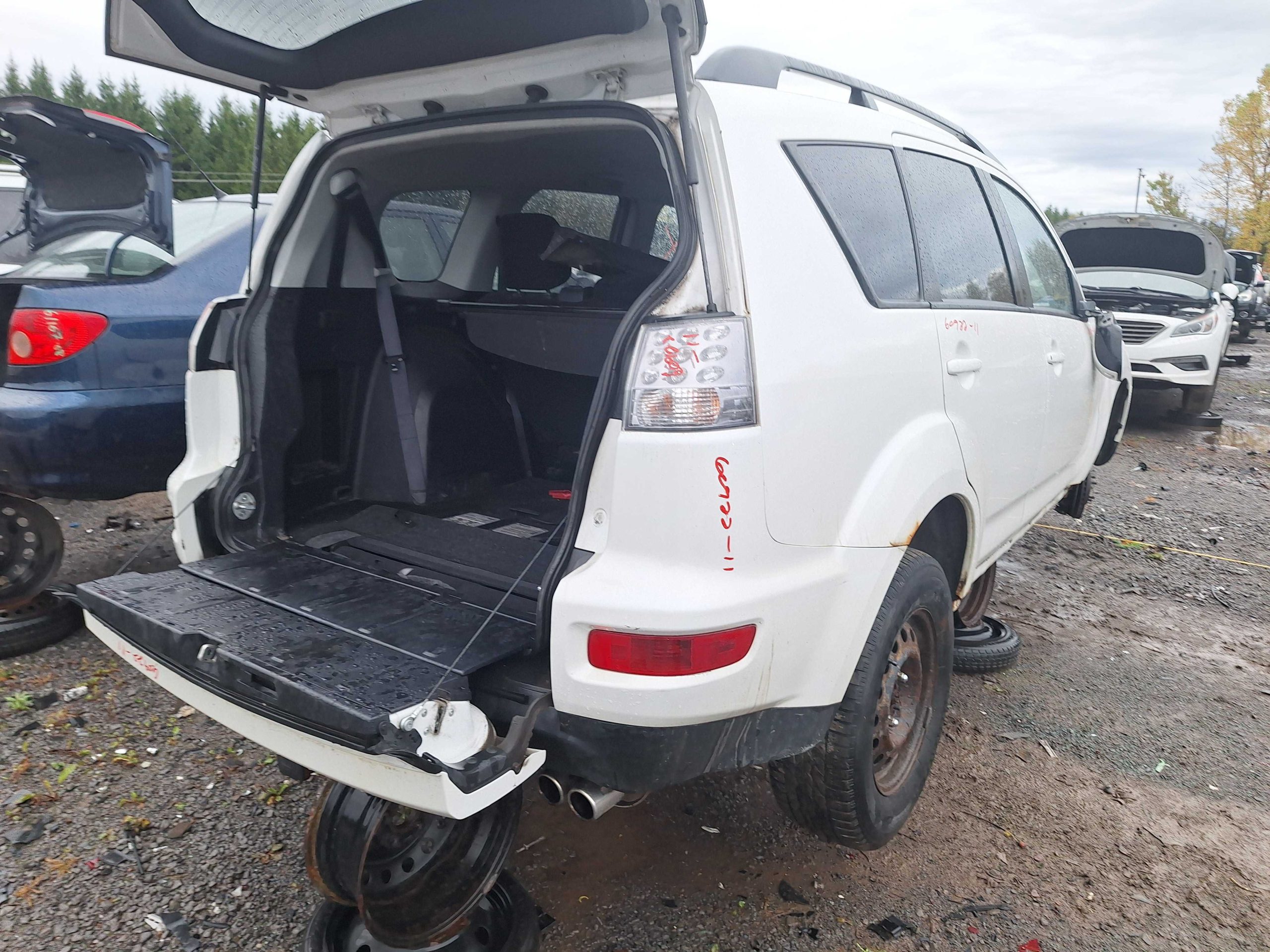 MITSUBISHI OUTLANDER 2011